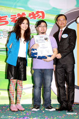 幻灯图：容祖儿热裤彩袜亮相 与吉祥物合影童心未泯