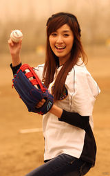 幻灯：田中千绘不畏沙尘 为首届全民棒垒联盟开球