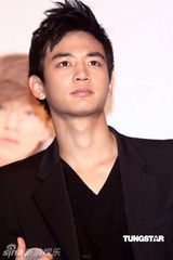 组图：SHINee抵台会粉丝 记者会破冰雕庆功