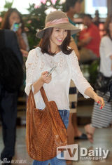 组图：孙泰英赴中国拍电影 白色透视装现身机场