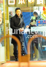 组图：吴京平安夜火速回京陪女友