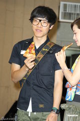 组图：卢广仲不畏台风彩排 郭采洁探班送补品