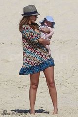 组图：杰西卡-阿尔芭携一双可爱女儿海滩玩耍