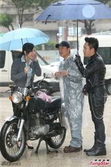 组图：范逸臣湿身拍MV 卜学亮送天心写真集慰劳