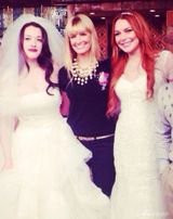 组图：《破产姐妹》Max婚纱梦幻 林赛罗韩争艳