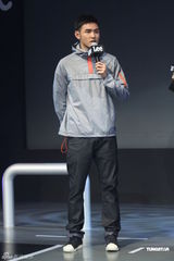 组图：阮经天迷倒粉丝 女主持夏穿冬衣显敬业 