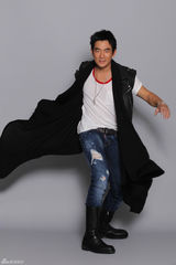 组图：任贤齐9年后北京开唱 黑白写真型男本色