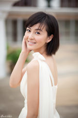 组图：戴娇倩异国写真 白裙飘飘清新脱俗