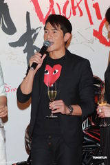 组图：郭富城助阵单车发布会 变身机车男耍酷