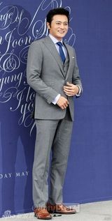 组图：申贤俊娶小12岁娇妻 玄彬张东健到场祝贺