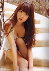 组图：小嶋阳菜夏日海滩写真 衣衫轻褪诱惑十足