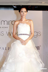 组图：Amanda S.订婚后首披婚纱 自称未婚夫很大方