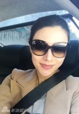 组图：李嘉欣美艳出镜 曝光大肚照幸福满溢