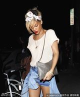 组图：蕾哈娜复古装扮 被曝夜访艾什顿-库彻寓所