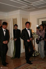 高清：新郎罗嘉良西装帅气现身 热情打招呼心情甚好