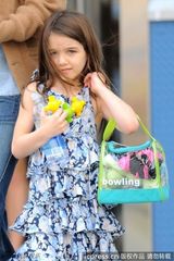 组图：凯蒂带女儿出门 苏瑞碎花裙飘逸星味十足