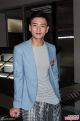 组图：黄宗泽否认多女靠近 徐子珊初尝激吻女生