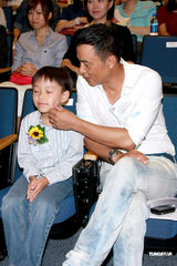 幻灯图：任达华直言香港教育缺失 让女儿北京上学 