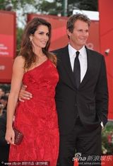 组图：名模辛迪-克劳馥红裙娇艳惹眼 和老公秀恩爱