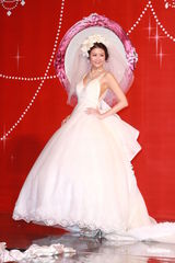 组图：吴千语首走婚纱秀坦言享受浪漫气氛