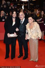 组图：制片人艾特-布奥尼全家亮相 恩爱老夫妻