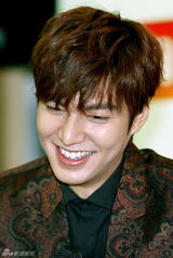 组图：李敏镐中国出席活动 嘟嘴吐舌狂卖萌