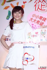 组图：Selina与老公共同做公益 浅笑清新似少女