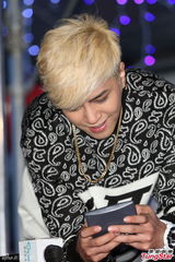 组图：罗志祥不怕狗仔拍 驳斥粉红跑车才不娘