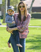 策划：明星宝宝着装大PK 小七苏瑞领衔萌妹子