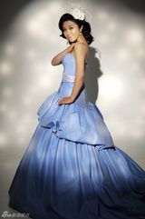 组图：刘媛媛拍宝蓝礼服写真 高贵典雅引领时尚