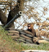 组图：导演朱莉教演员耍枪 买堡垒蛋糕为剧务庆生