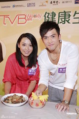 高清组图：陈炜现身秀厨艺 为烹饪比赛任评委