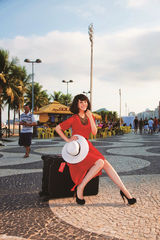 组图：海清沙滩沐浴阳光 裙舞飞扬变微笑女神