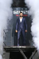 组图：休杰克曼《金钢狼》首映 对战场面首曝光