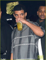 组图：蕾哈娜夜店疯玩 男友喝饮料代酒贴身护驾