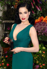 组图：黛塔-范-提斯深V长裙露完美胸线