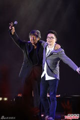 组图：林子祥香港个唱父子档 林德信弹琴助唱