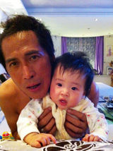 组图：齐秦烧伤痊愈公开露面 甜蜜展示妻女照片