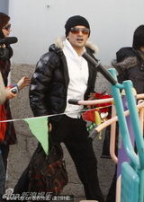 幻灯图：小虎队三人合体接受央视春晚审查