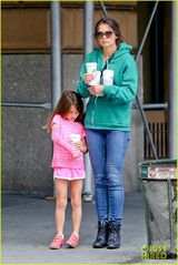 组图：凯蒂苏瑞母女怀抱咖啡清晨现身