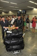 组图：小贝现身机场亲自推行李 皮衣帅气引围观