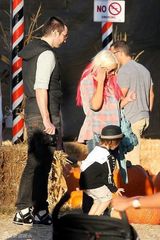 组图：阿奎莱拉携子玩耍 男友全程甜蜜陪伴