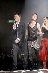 组图：草蜢举办成军25周年演唱会 古天乐站台捧场 