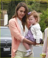 组图：阿尔芭全家赴复活节派对 囧娃调皮露底