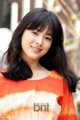 组图：宋慧乔春意写真俏丽 赞赵寅成哭技了得