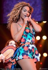 组图:碧昂斯纽约巡演连换N套华服 狂扭招牌电臀