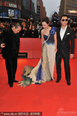 幻灯：《三枪》首映成张艺谋粉丝主场 闫妮风情十足