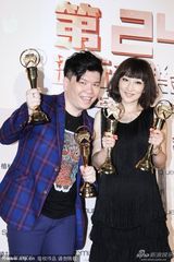 组图：林忆莲获最佳国语女歌手 常石磊代领