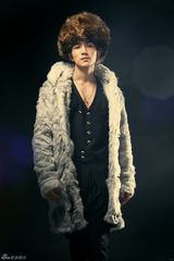 组图：许诺人造皮草硬汉造型 呼吁保护动物