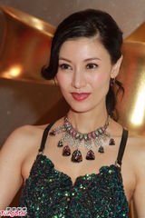 组图：李嘉欣吊带裙装闪亮富贵